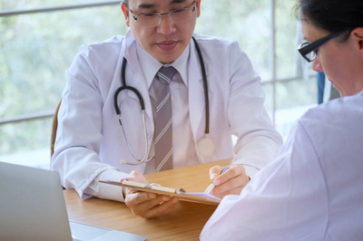 年輕醫生與高齡患者的診室對話 一份健康咨詢的全景記錄